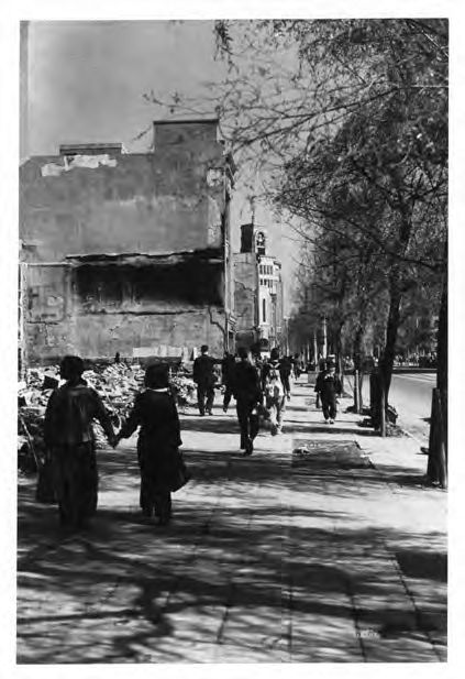1946年の銀座の歩道（街並みの参考）